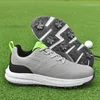 Picos de zapatos grises