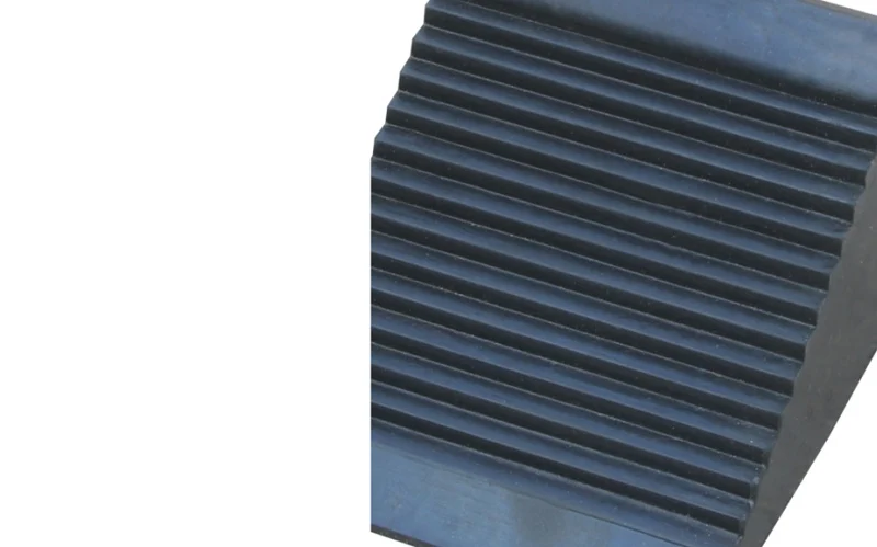 Rubber Wheel Chock for Secure Truck Parking Lifts and Protects Wheels for Car Parking Lot manufacture