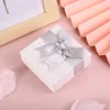 Caja blanca con esponja gris.