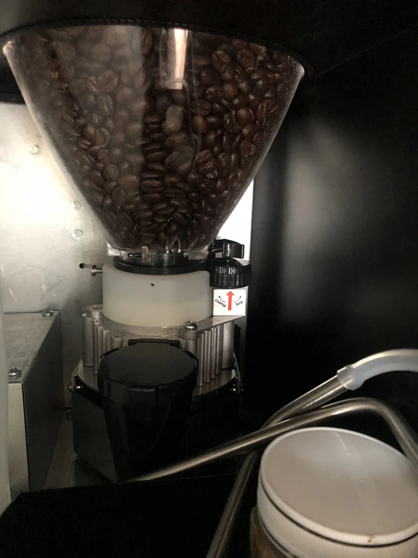 JK90 Bezdotykowy automat do sprzedaży świeżej kawy Obudowa ze stali węglowej i pompa twarzowa ze szkła hartowanego Woda/woda z kranu Kod QR Google Pay