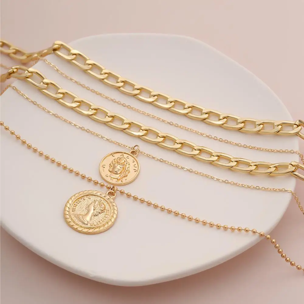 Collier de chaîne multicouche avec pendentif de barre