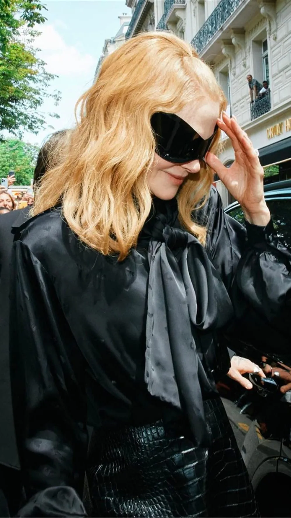 Futuristic Superhero Sunglasses - Chic & UV400 Protection display picture 3