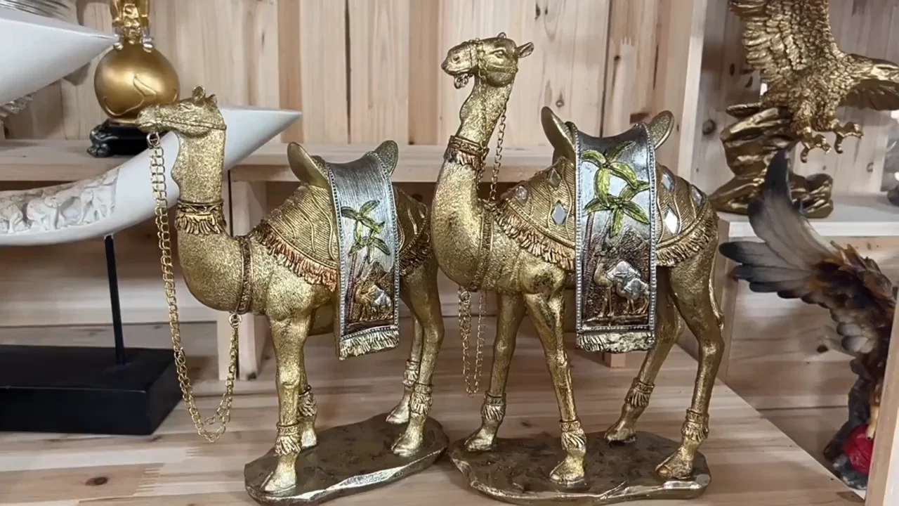 Dekorative Kamel-Statue In Messing-Optik – Kleines Schreibtisch-Ornament Aus Kunstharz