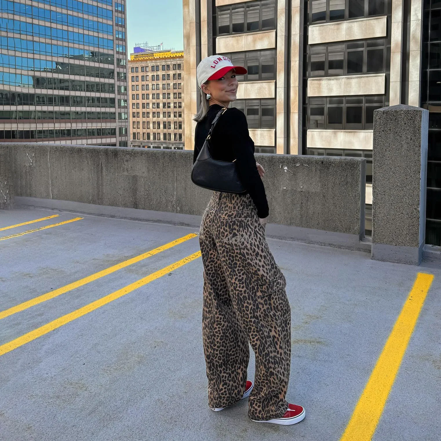 Әйелдерге арналған кең құбырлы джинстер, кәдімгі «бойфренд» стиліндегі, орта деңгейде көтерілген, леопард түріндегі принті бар, кең түбірлі, денімнен жасалған, тізе тұсына дейінгі панталондар