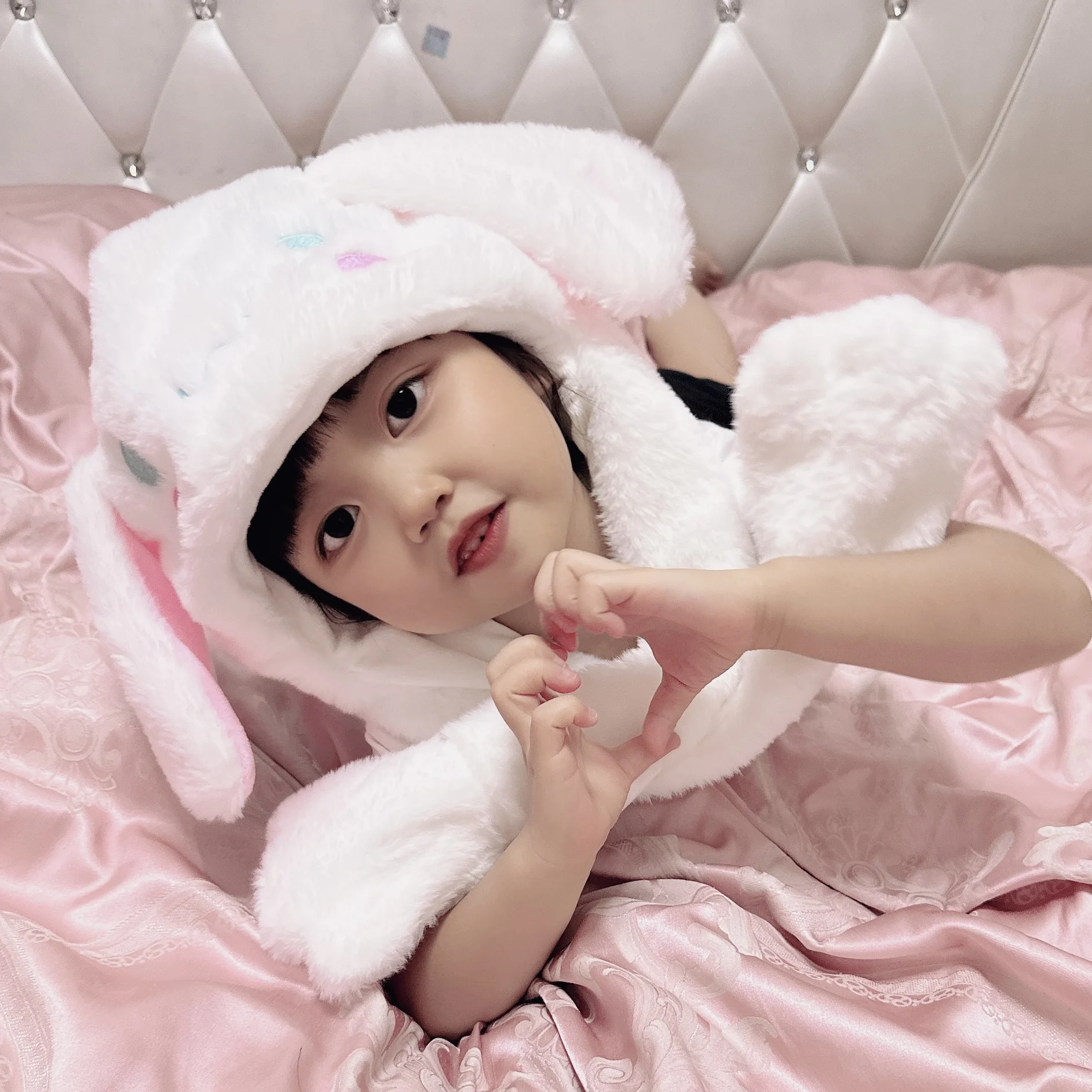 Penkiiy Chapeau Lapin Oreilles Mobiles Sautant Drôle Lapin Peluche Casquette Lumineuse pour Femmes Filles, Cosplay Fête de Noël Vacances Chapeau Blanc