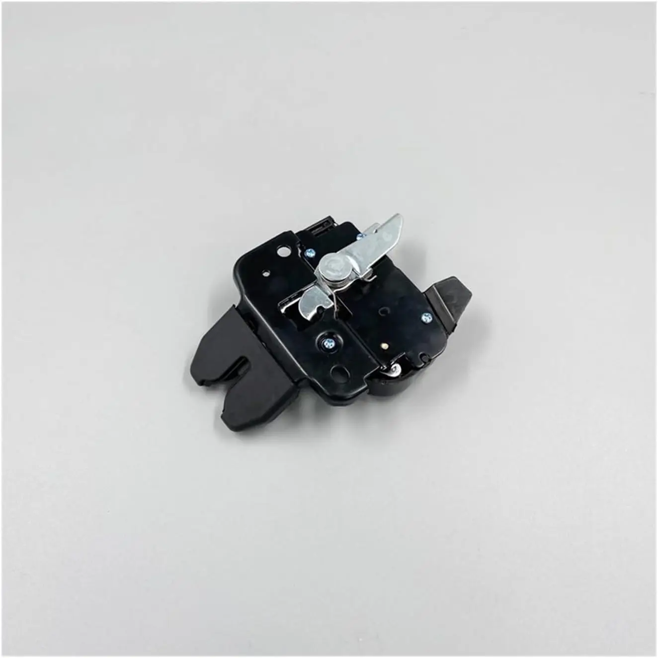 84631-EW000 Trunk Latch Tailgate Lock for Nissan Bluebird