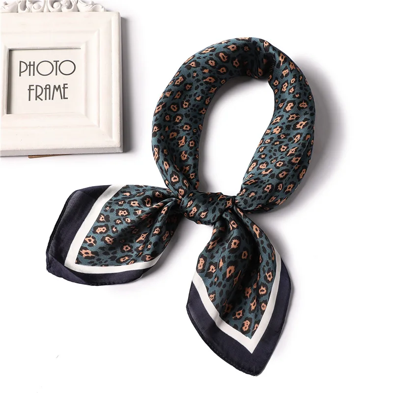 Yucat-bandana Cuadrada De Satén Con Estampado De Leopardo Para  Mujer,70x70cm,A La Moda,Venta Al Por Mayor - Buy Pequeño Cuello  Bufanda,Logotipo De Impresión De Seda Bufanda,Vuelos De Bufanda Product on  Alibaba.com