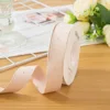 Cinta de cuero sintético con pedrería nude de 2.5 cm, 5 yardas.