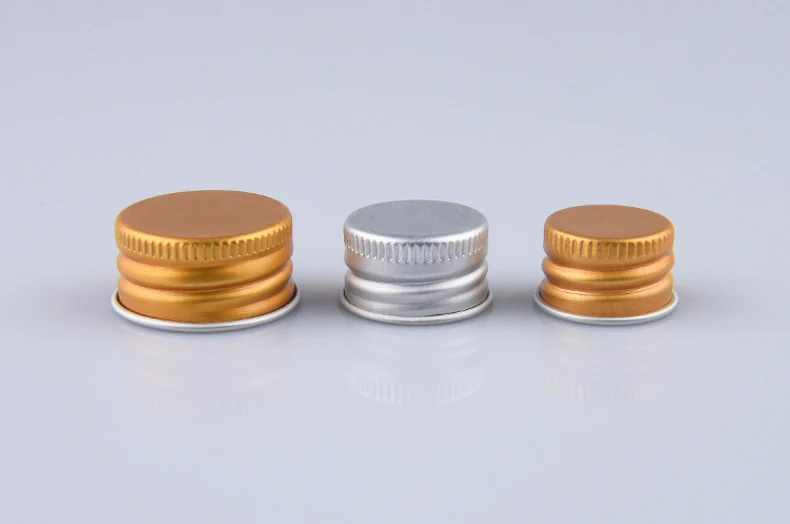 Оптовая продажа 18 мм/20 мм/24 мм Резьбовая крышка пластиковом черном/белом покрытие колпачок для бутылки с косметикой золотого и серебряного цвета алюминиевая