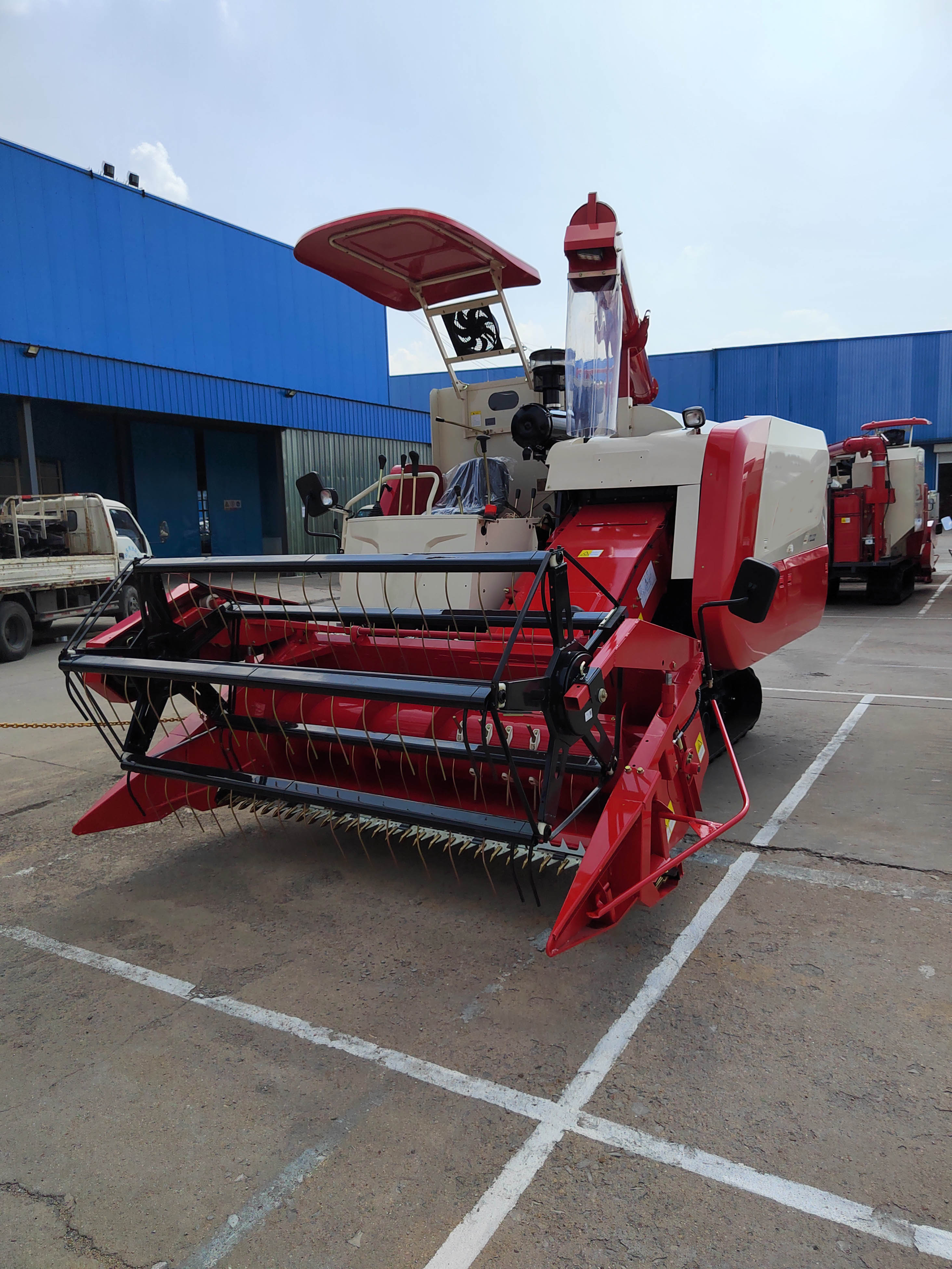 Rice Wheat Harvester 85hp Diesel Crawler Combine Harvester Aw85g Self