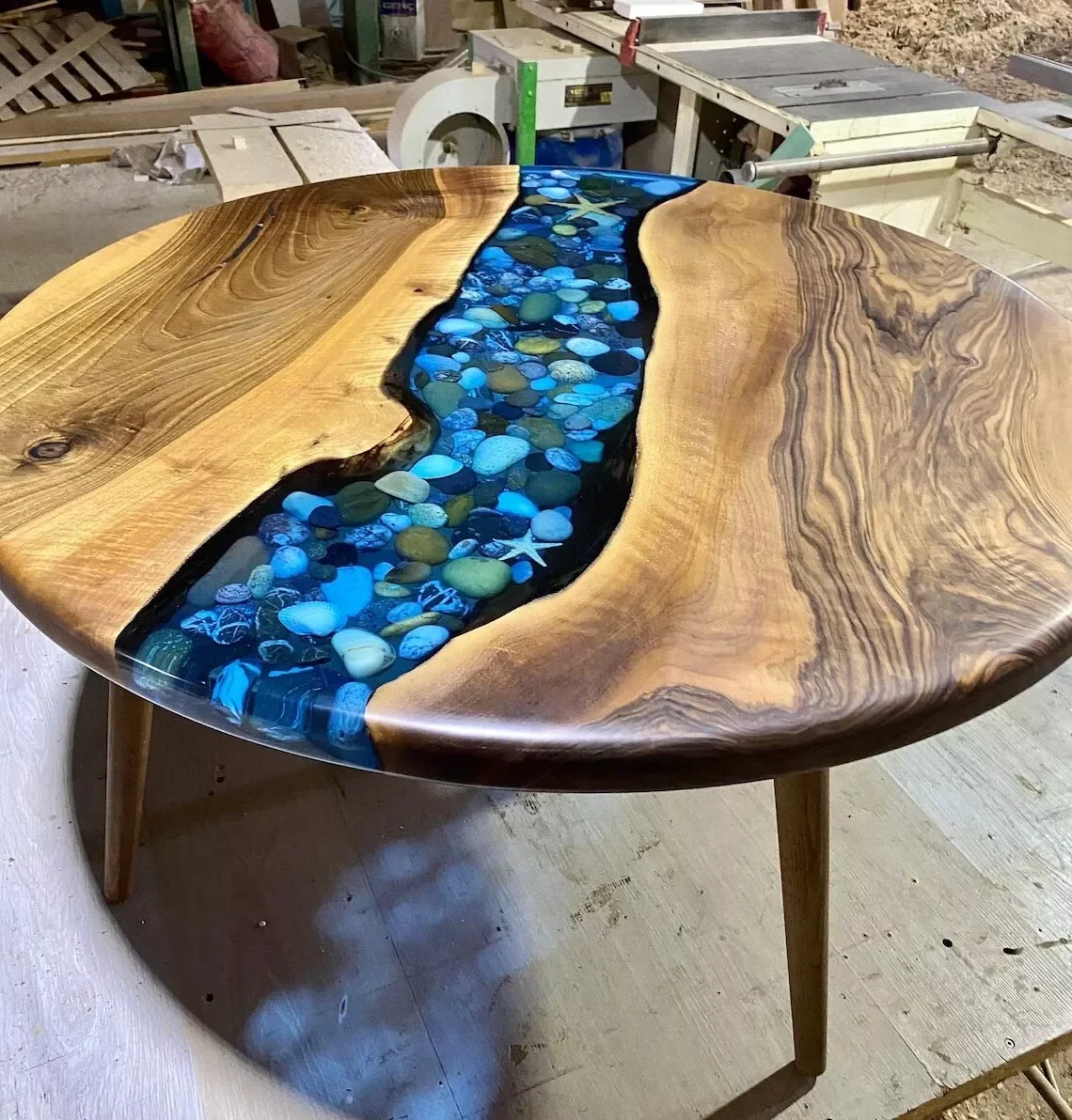 Luxury Modern River Table Dining Room Set Sustainable Natural Walnut Solid Wood Epoxy Resin Artistic Style for Bar Application