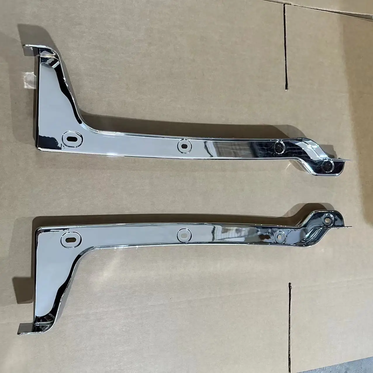 2023 Hot Sale Truck Accessories Chrome Body Parts Corner Panel for ISUZ New GIGA 2017 2018
