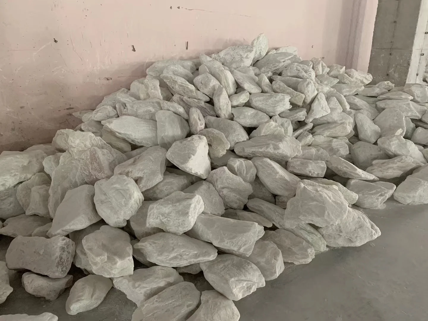 The factory sells high standard calcined talc powder in bulk with 3000 mesh industrial grade cosmetic grade rubber plastic