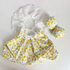 Conjunto de falda y top color amarillo limón con diseño de capullos.