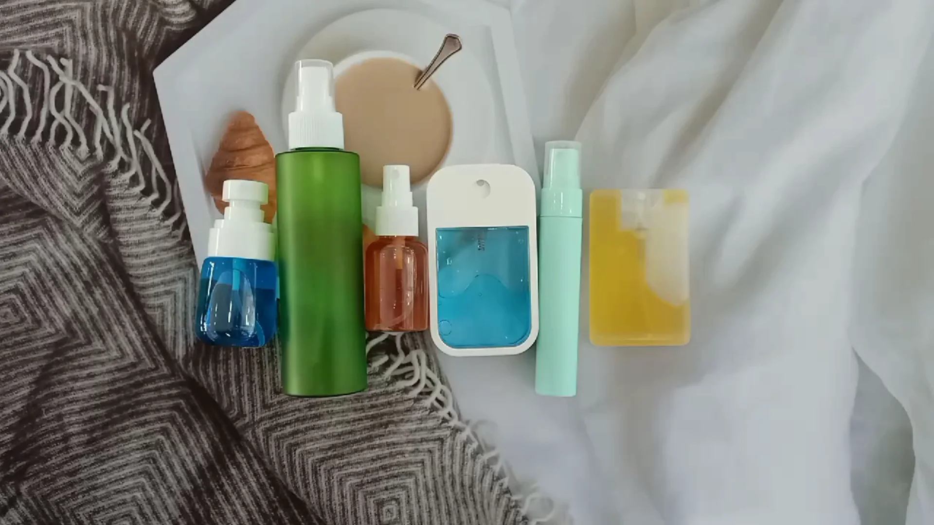 [10個/パック] プラスチック空の香水ボトル ミニスプレーボトル Amazon.co.jp: YUANQIAN [10個/パック] プラスチック空の香水