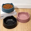 Ciotola di plastica con artiglio di gatto