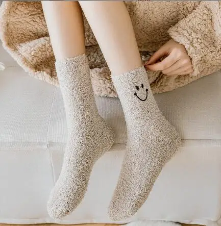 Теплые Мультяшные утепленные женские зимние носки-трубы с улыбающимся лицом комбинированные чулочно-носочные изделия для сна домашние уютные пушистые носки женщин