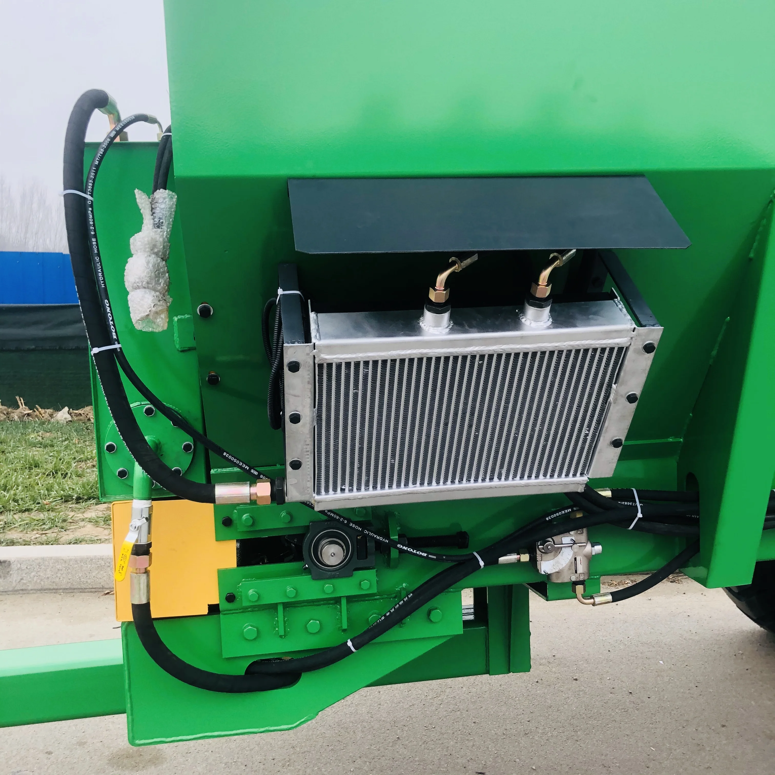 12 Cubic Tractor Rear Mounted Fertilizer Spreader Tractor Rear Organic