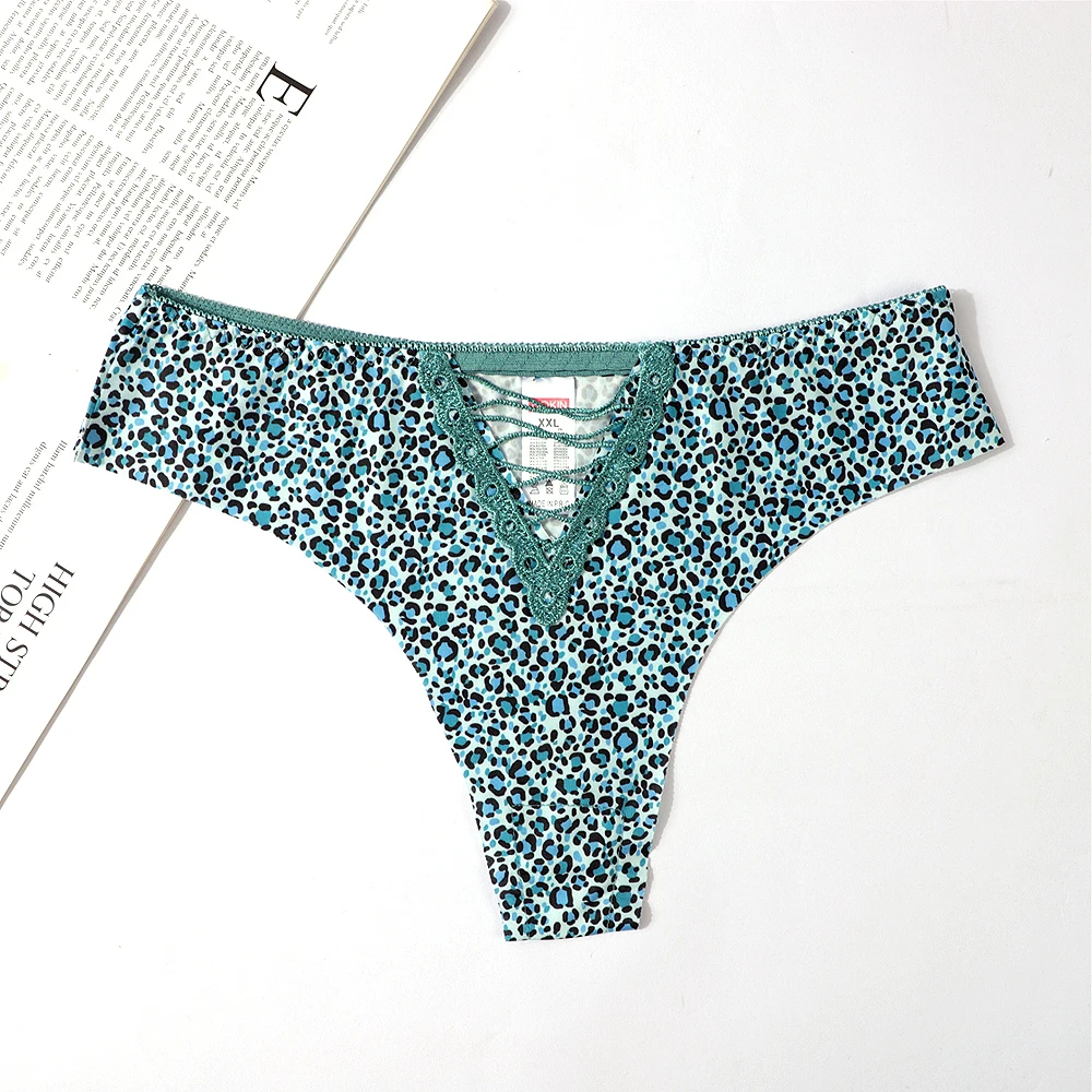 Nopok ayol avtobusda yosh ayolni ushlaydi.