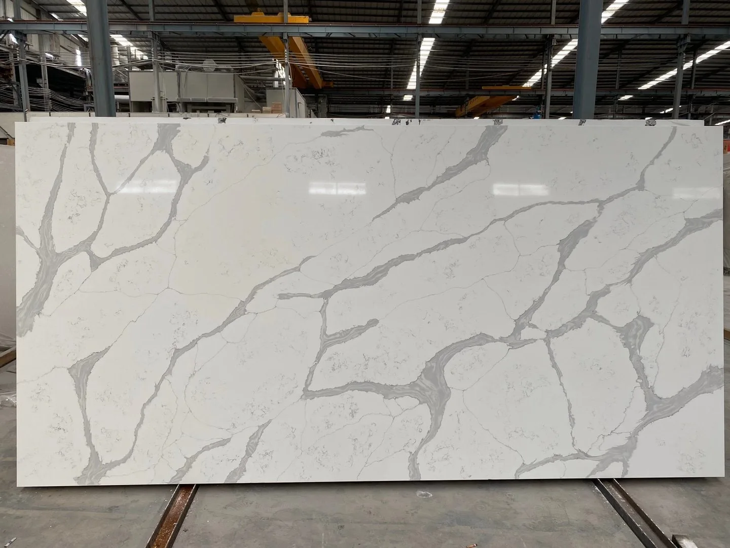 Кварцевая плита. IDS Calacatta 1003. Quartz Slab.