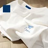 Cm-petto distintivo aeroplano di carta bianco