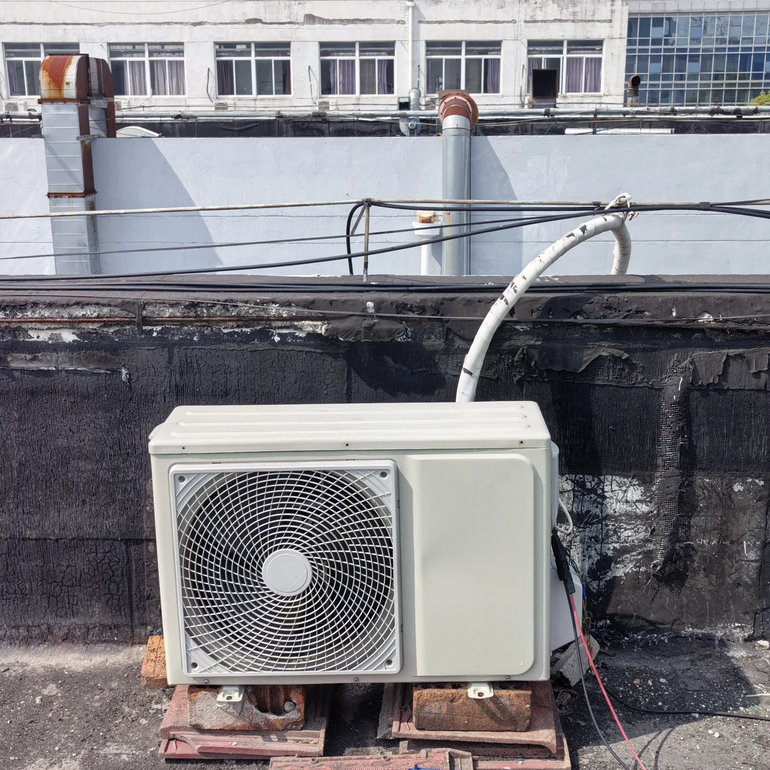 Factory Price Solar Powered Solar Panel Solar Energy System on Grid Multi Split Inverter ACDC Hybrid Solar Air Conditioner