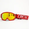 Gafas rojas con montura roja.