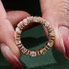 Anillo de oro rosa de 10 quilates con moissanita y diamantes.