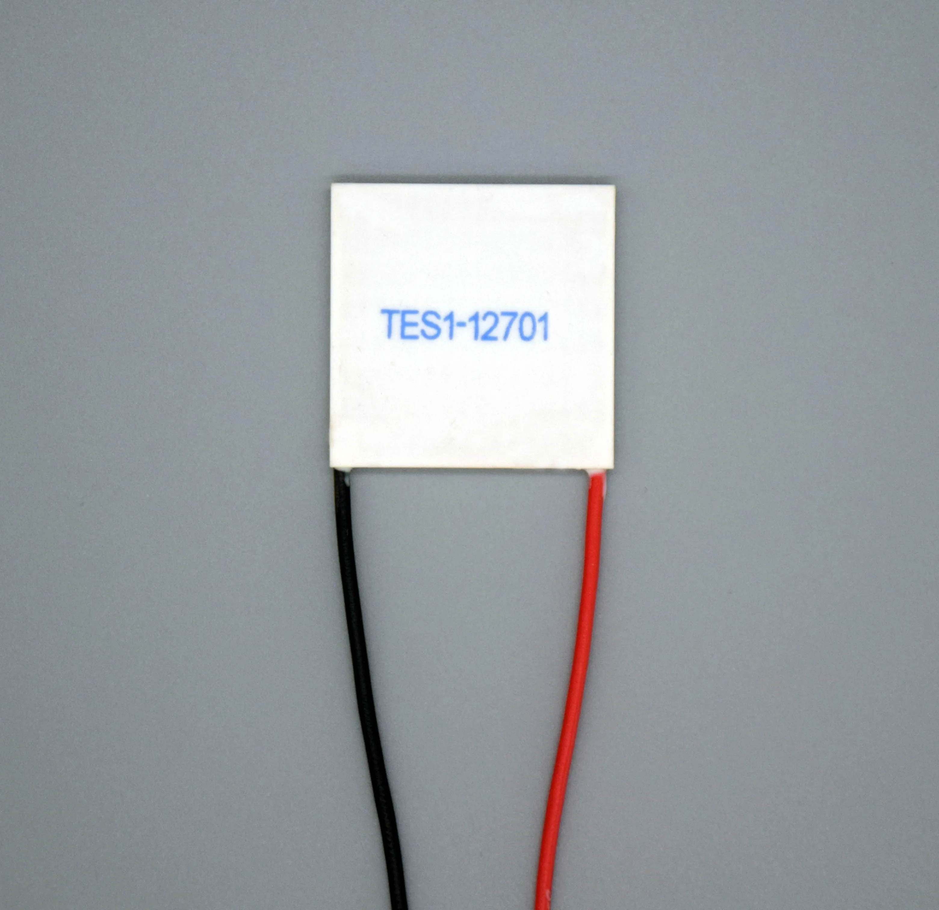 Jufjsfy TEC1-12704 - Raffreddatore termoelettrico Peltier 30 Mmx30 Mm TEC1 12704 ELEMENTI Modulo 12 V4A Raffreddamento Peltier Jufjsfy TEC1-12704 - Raffreddatore termoelettrico Peltier 30 Mmx30 Mm TEC1 12704 ELEMENTI Modulo 12 V4A Raffreddamento Peltier