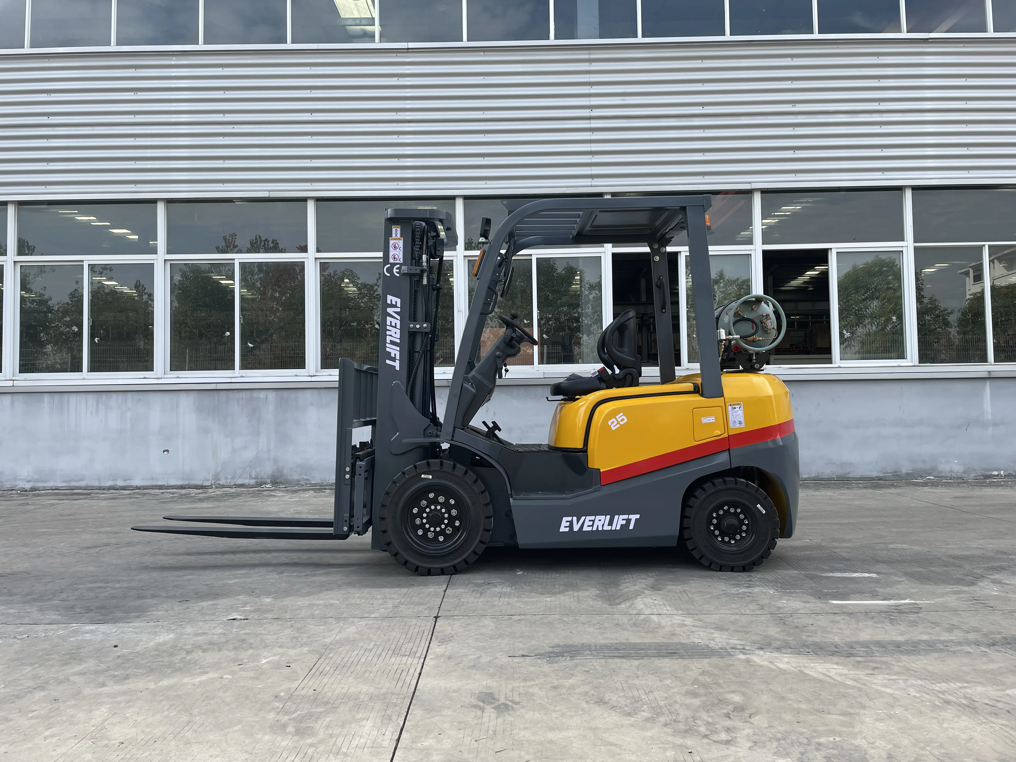 3t 3.5t LPGフォークリフト TCMスタイル 日産エンジン搭載 K21 K25 