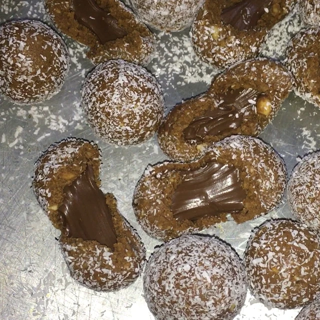Chocolate Filled Energy Balls Making Machine Date Balls Encrusting Machine Peanut Butter Protein Energy Bites Production Line