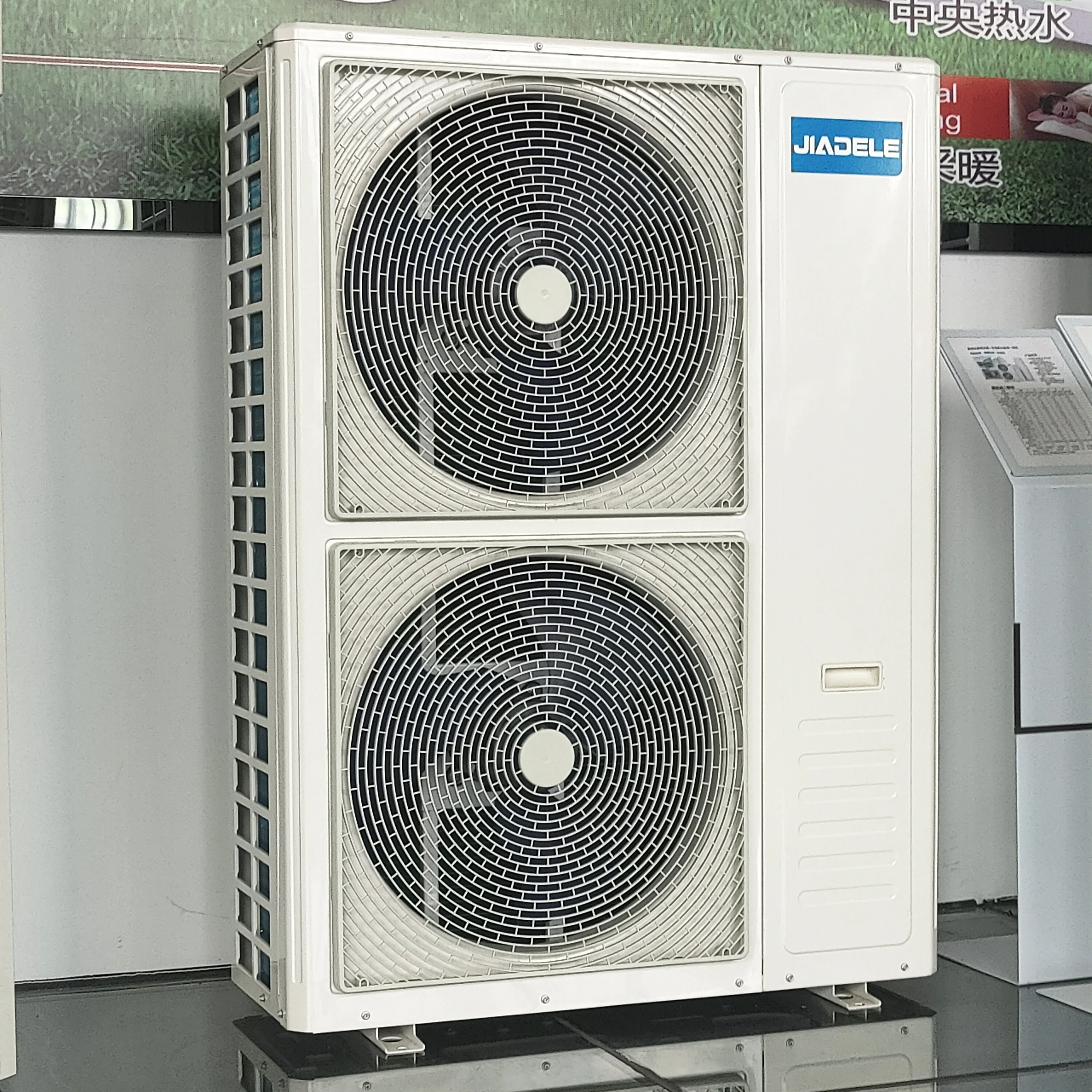 Klimatska naprava s toplotno črpalko zrak-voda z enosmernim inverterjem
