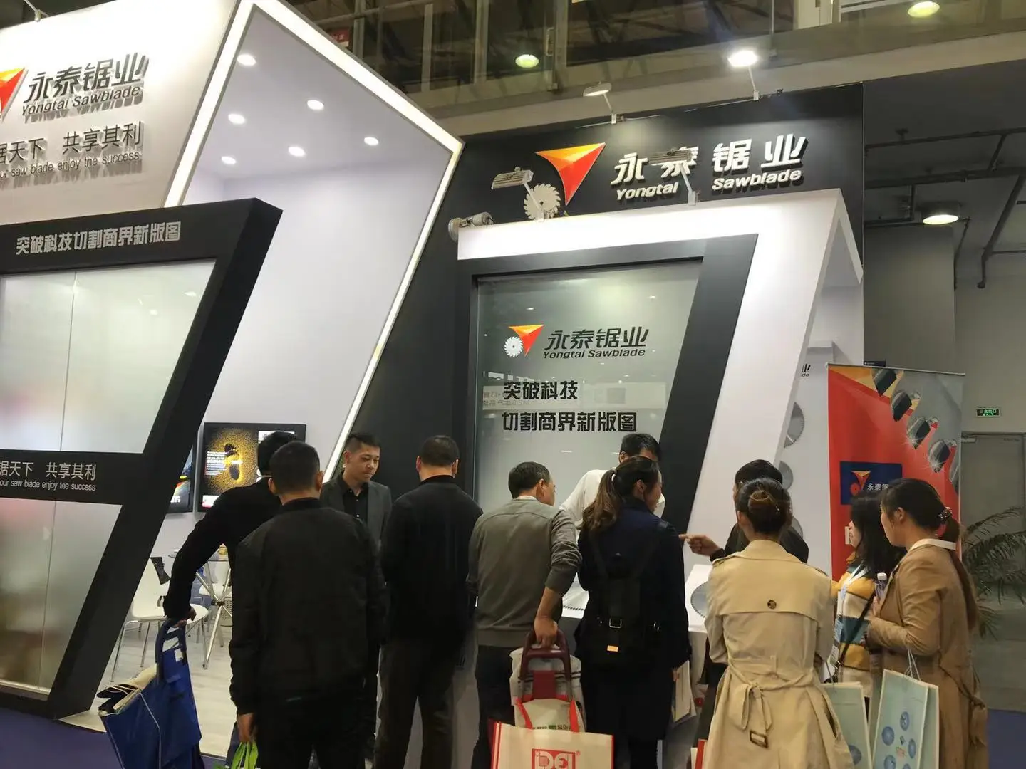 Precision 96 Teeth 300mm Diameter TCT Circular Saw Blade with 3.2mm Blade Width for Smooth Cutting