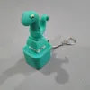 Una serpiente delgada y pequeña, de colores vivos, con manos.