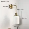 Una lámpara de pared de cerámica con línea.