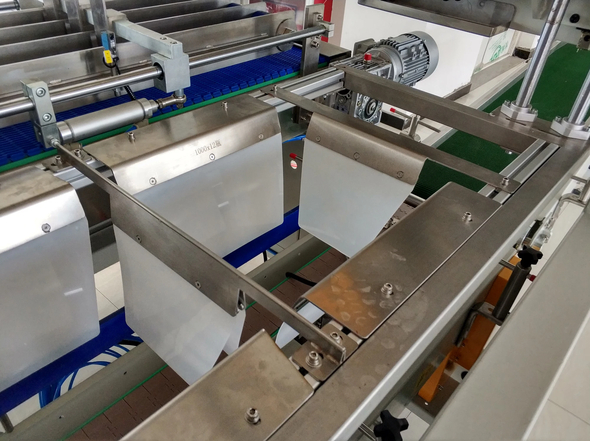 Fully Automatic Vertical Pick & Place case Packer Top Loading case ...