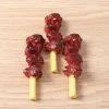 Coloridas brochetas de carne a la parrilla