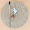Poste de madera, pollito con plumas.