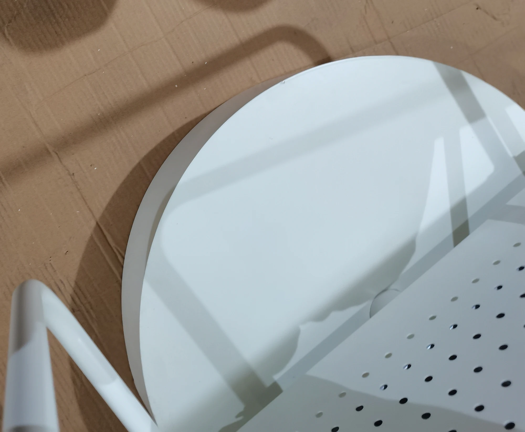 Вращающиеся круглые стеллажи с боковой рейкой и небольшими полками для демонстрации продажи