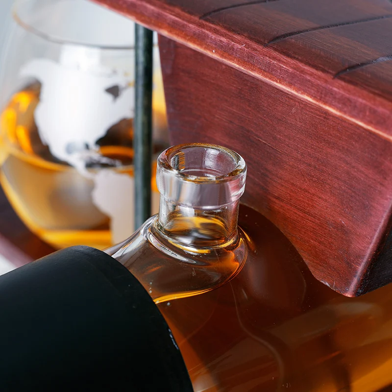 Customized Handmade 1000ml Glass Plane Shaped Wine Whiskey Decanter Bottle Borosilicate Glass Wood Base