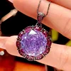 Colgante morado con cadena de eslabones.