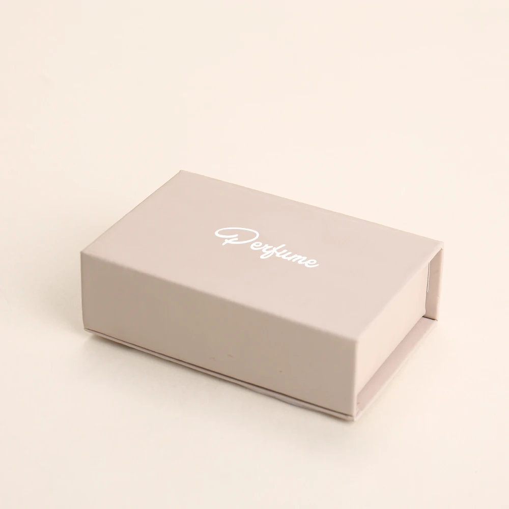 Boîte aimantée à charnière recyclable avec logo doré sur mesure pour emballage en papier de parfum avec gravure sur éponge