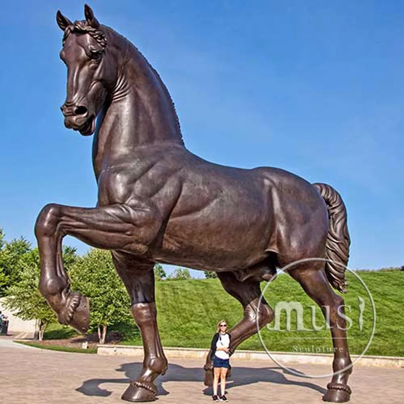 公園にあるレオナルド・ダ・ヴィンチ作のブロンズ製大型馬の彫刻（卸売