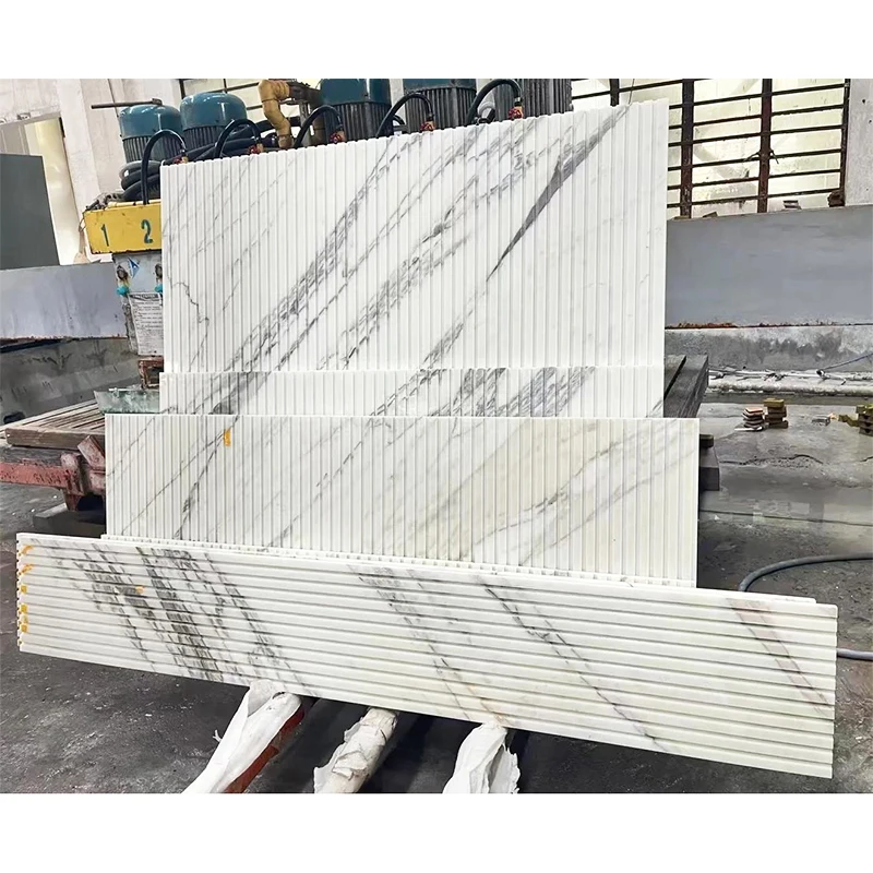 Luksusowy biały marmur carrara z wyjątkowym, wciętym żłobieniem – nowoczesna powierzchnia polerowana do wnętrza, blat i powierzchnia ściany