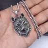 Cadena de acero con cabeza de lobo plateada.
