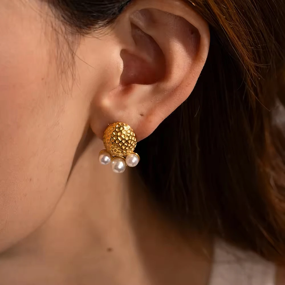 Women Gold Plated Crushed Pearl Earing