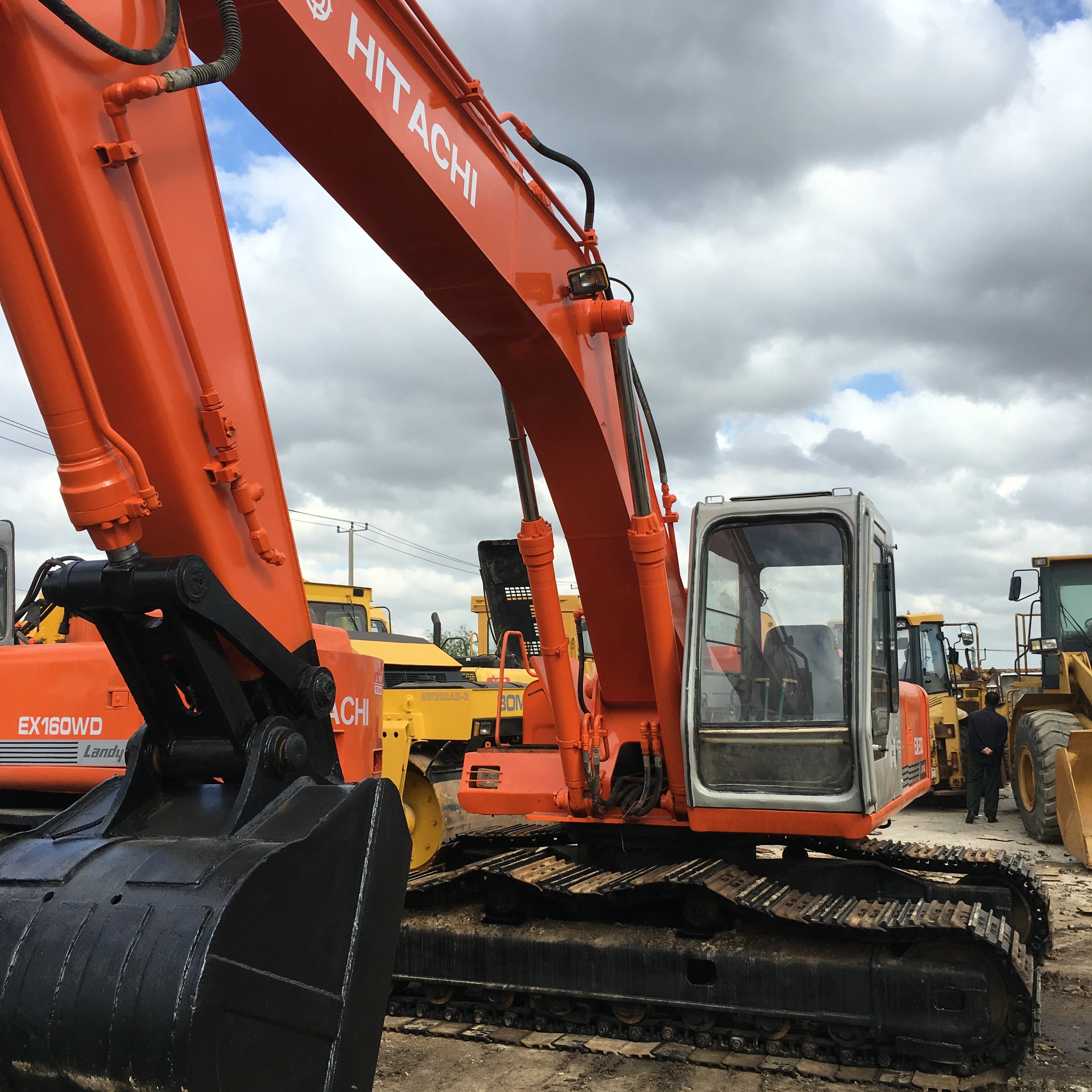 Hitachi Construction Machinery bulk sale EX200 ZX200 landy