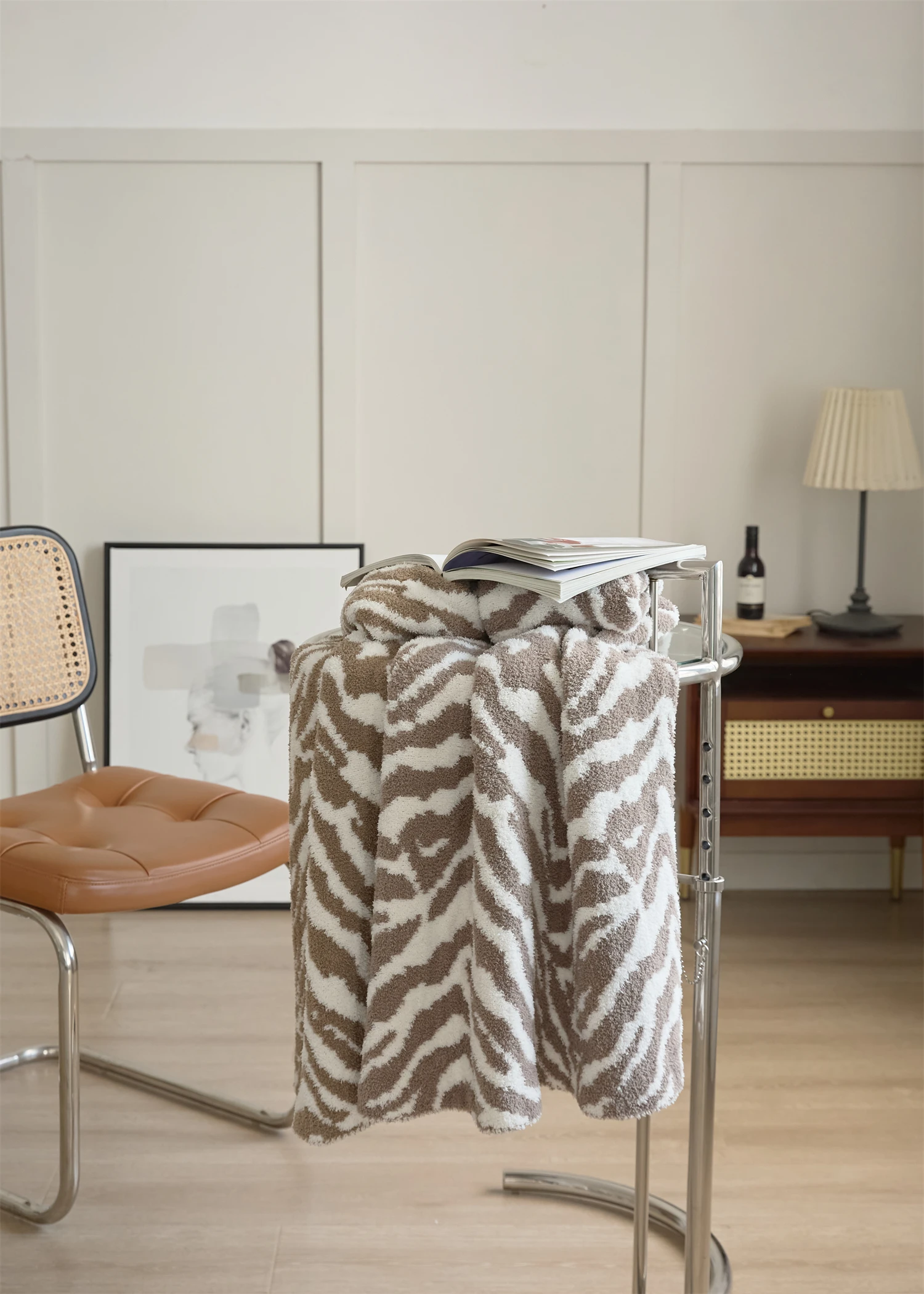 Factory direct sales fluffy cozy chunky zebra polyester knitted blanket for home office for autumn winter BM supplier