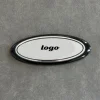 Insignia plateada + logo negro