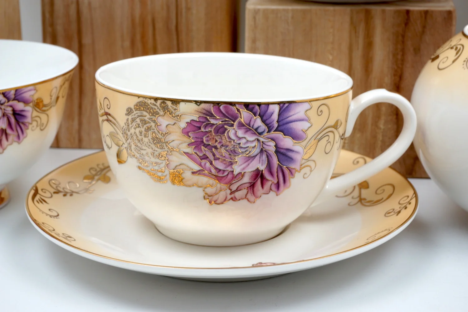 紫の花柄のディナーセット、ボーンチャイナ製の美しい食器セット